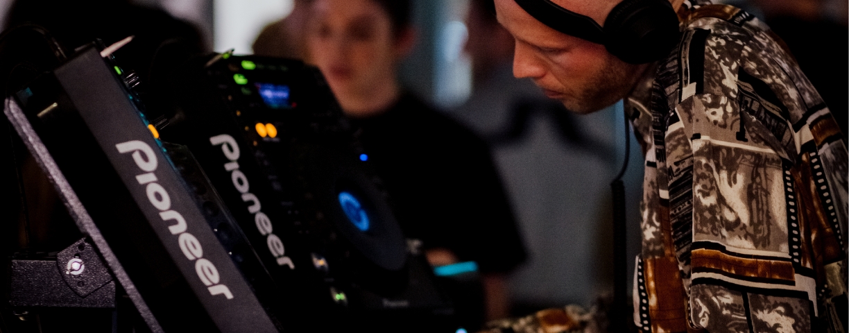 Dj.
